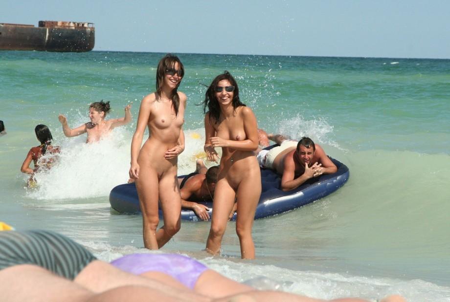 fun with tow nudist girlfriends at the public beach #11